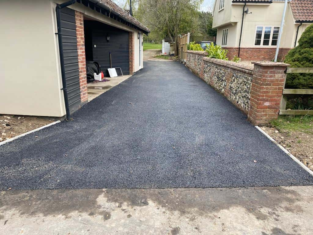 This is a newly installed tarmac driveway. All works carried out by Tenterden Driveways