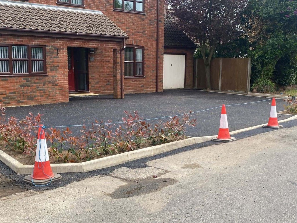 This is a newly installed tarmac driveway just installed by Tenterden Driveways